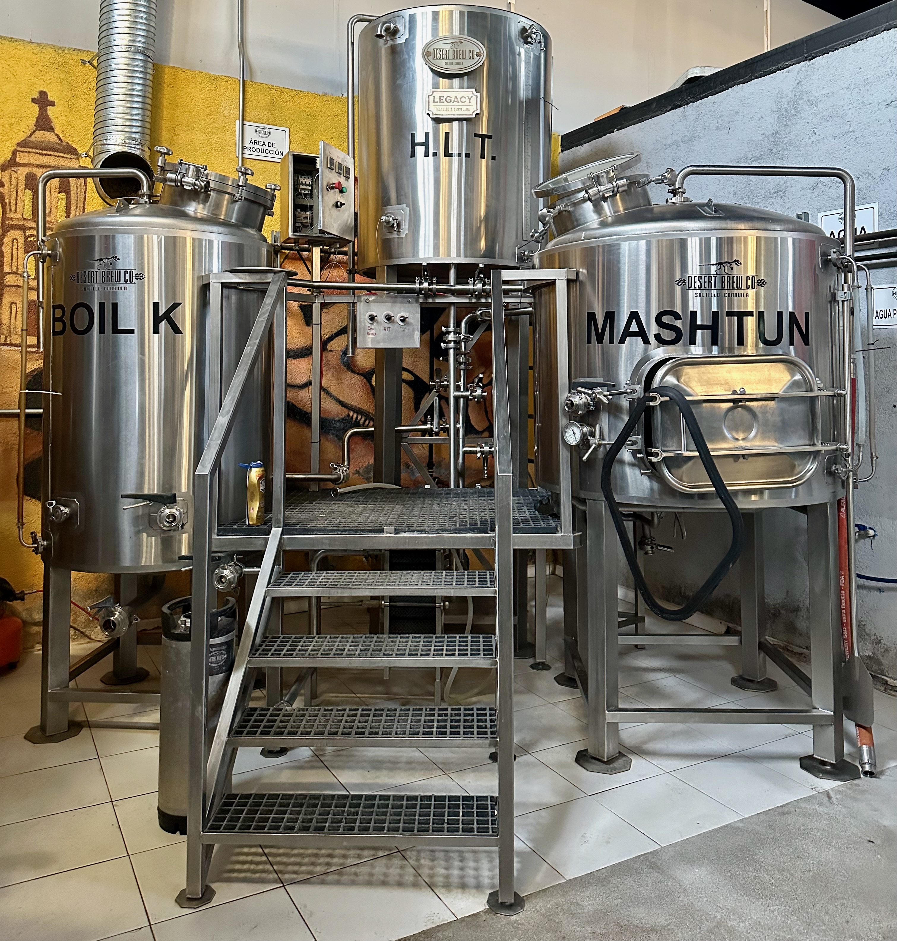 Tanques de elaboración y área de producción de Desert Brew Co.